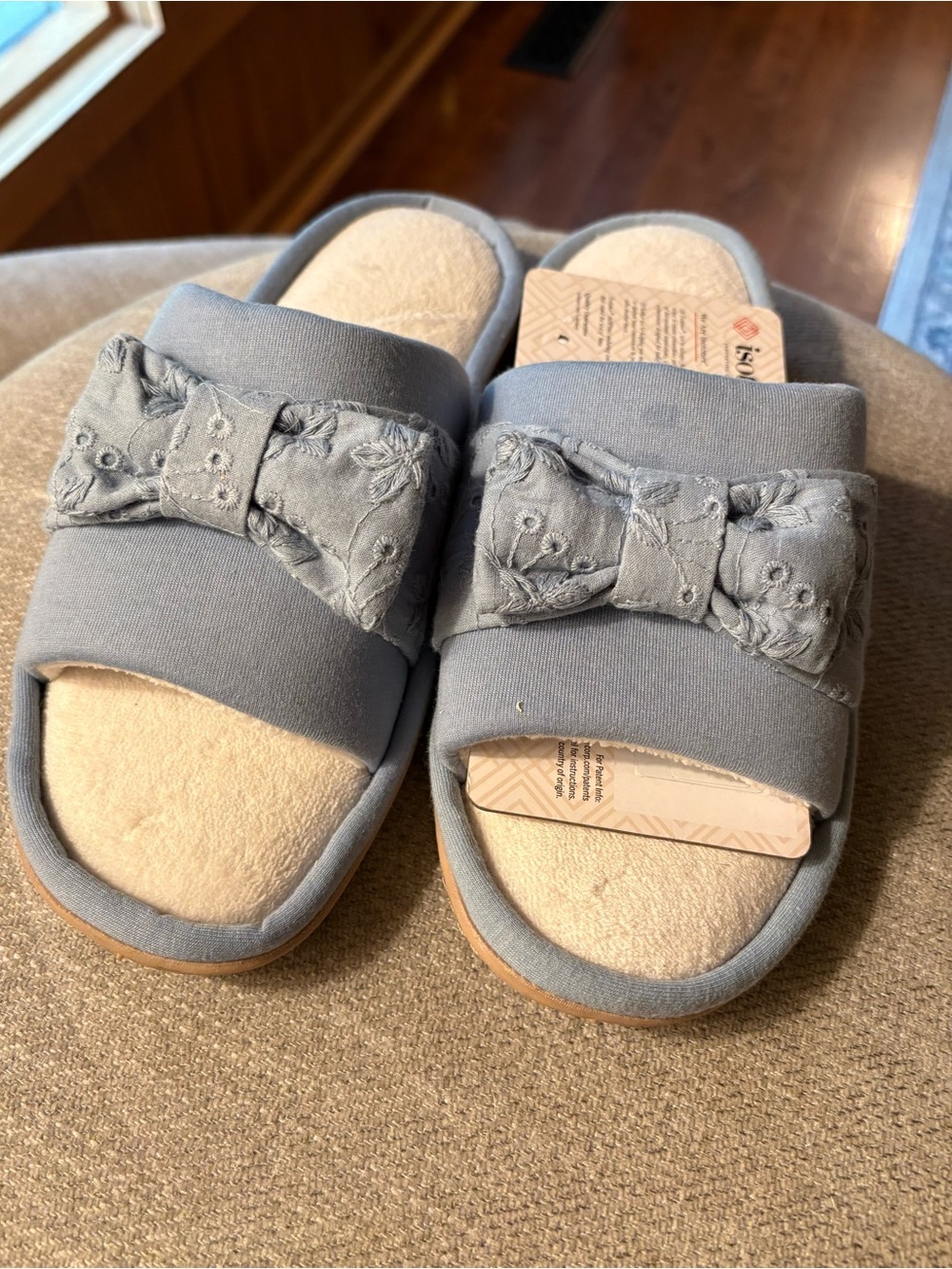 Isotoner 8.5-9, large, Light Blue Bow Slide Slippers - Picture 2 of 5